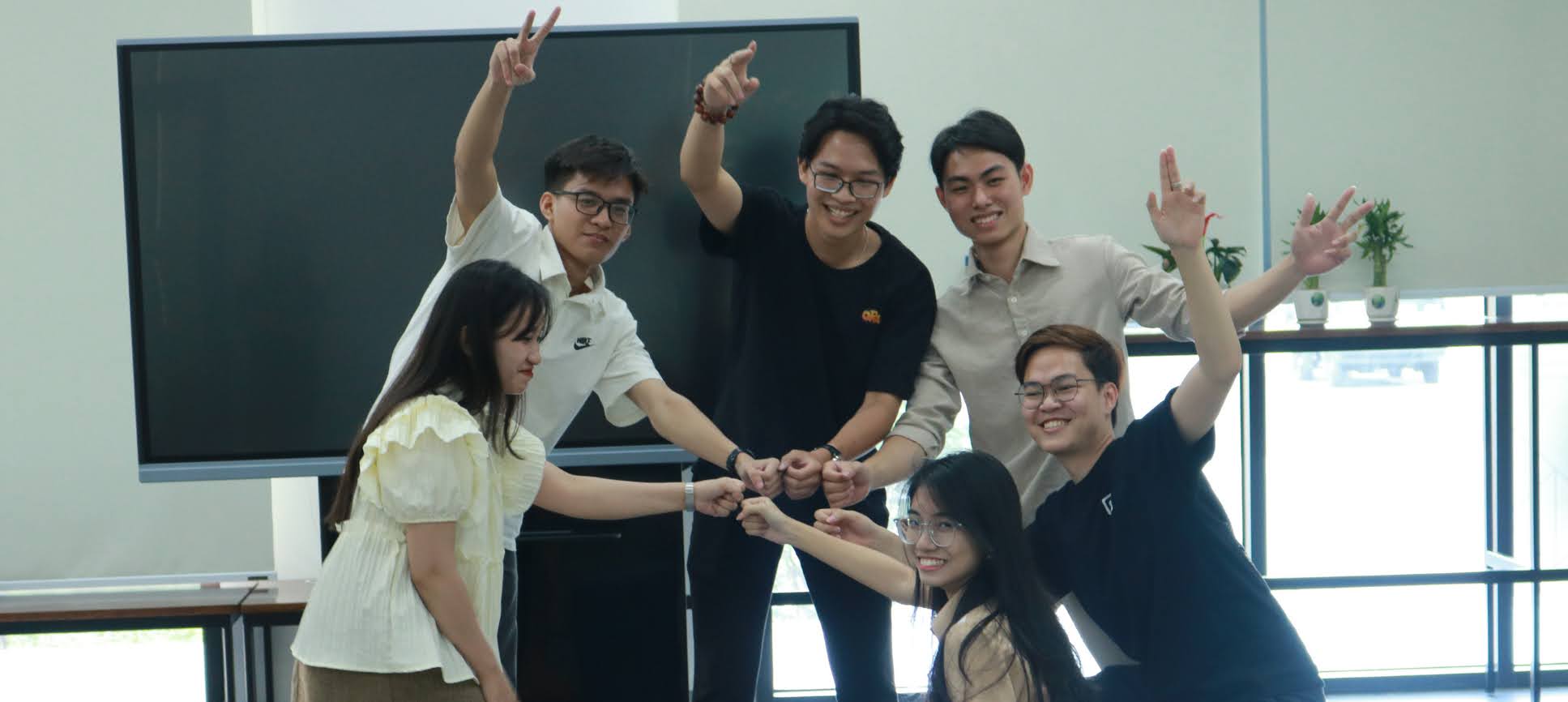 Nhóm bạn trẻ Việt Nam trong không gian cộng đồng